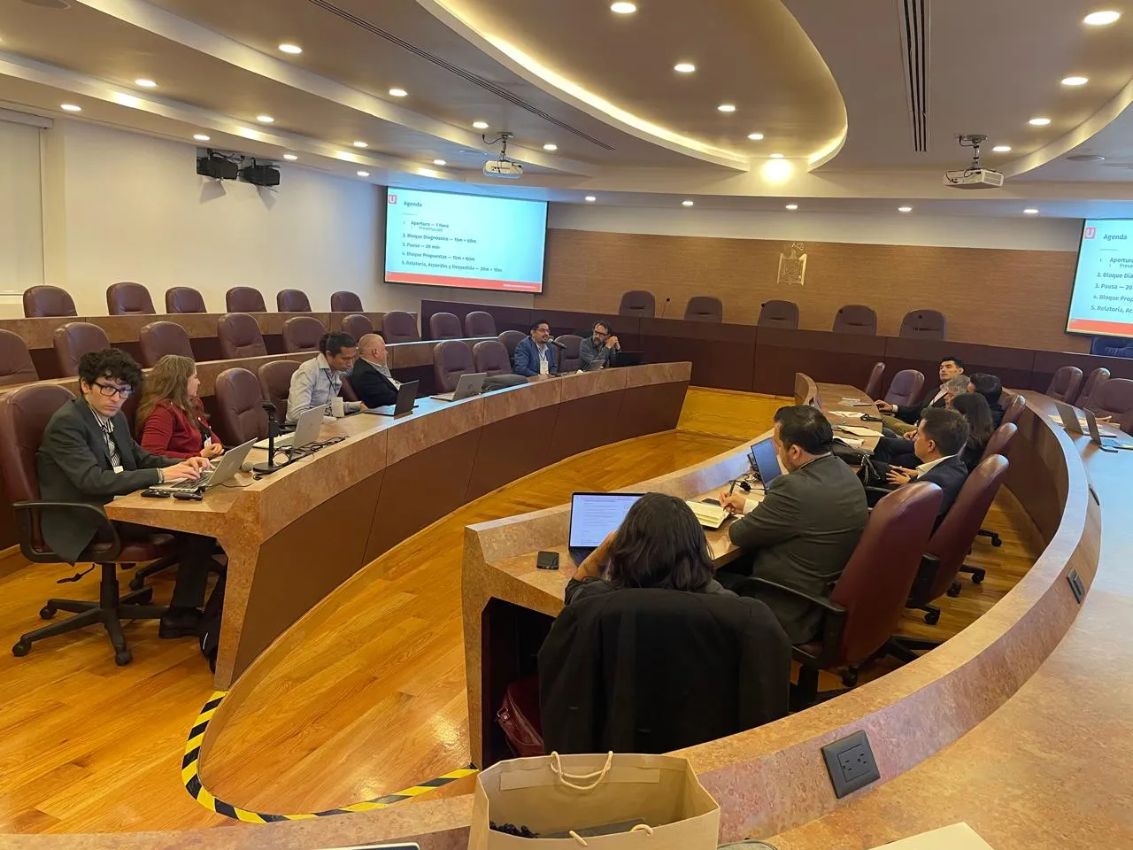 Participantes de la Mesa 8 trabajando en el Aula Magna de la UPAEP