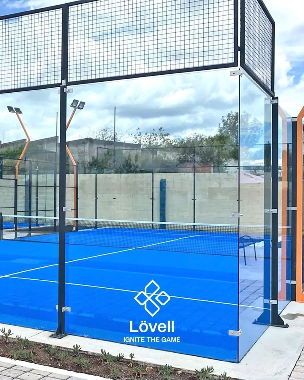 Esquina de cristal templado y malla de una cancha de pádel panorámica en Michoacán
