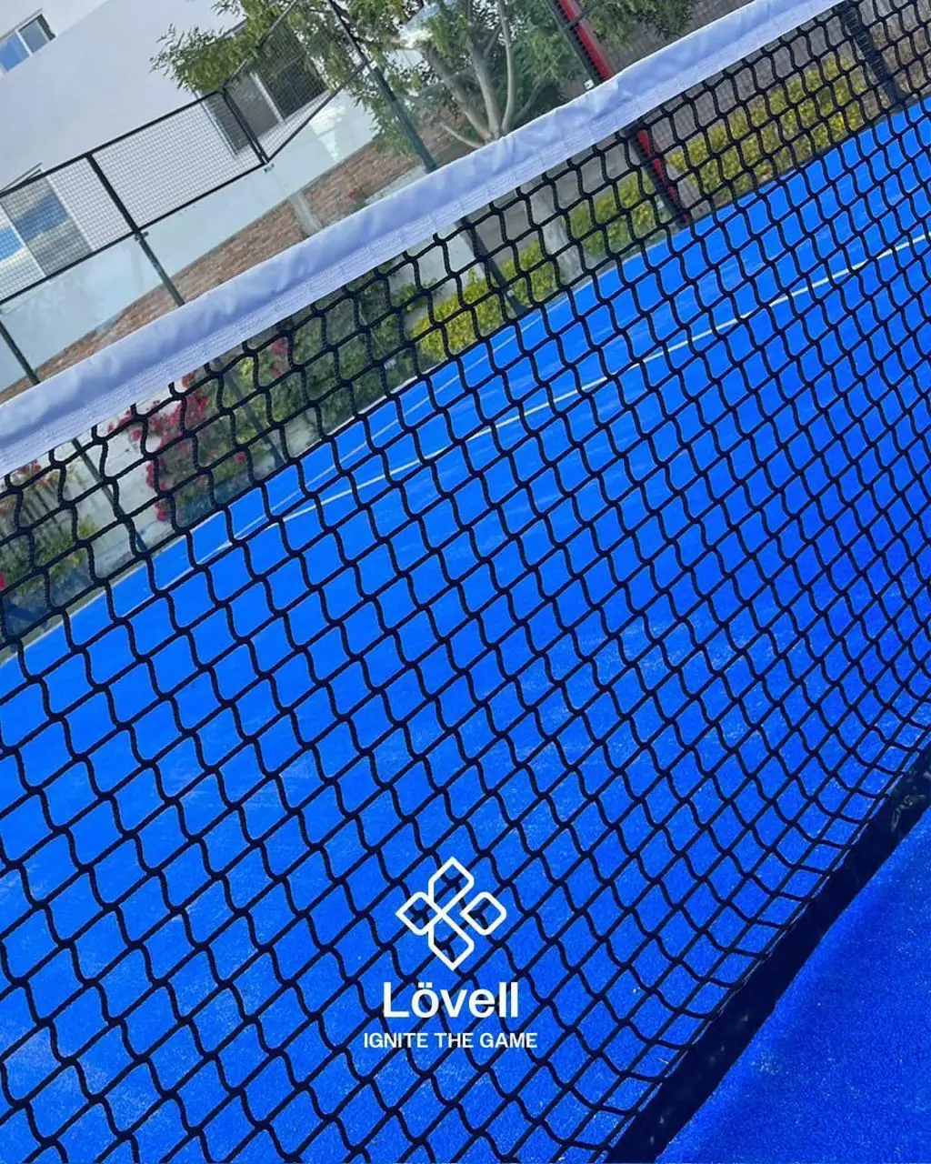 Detalle de la red sobre el pasto azul de una cancha de pádel en San Luis Potosí