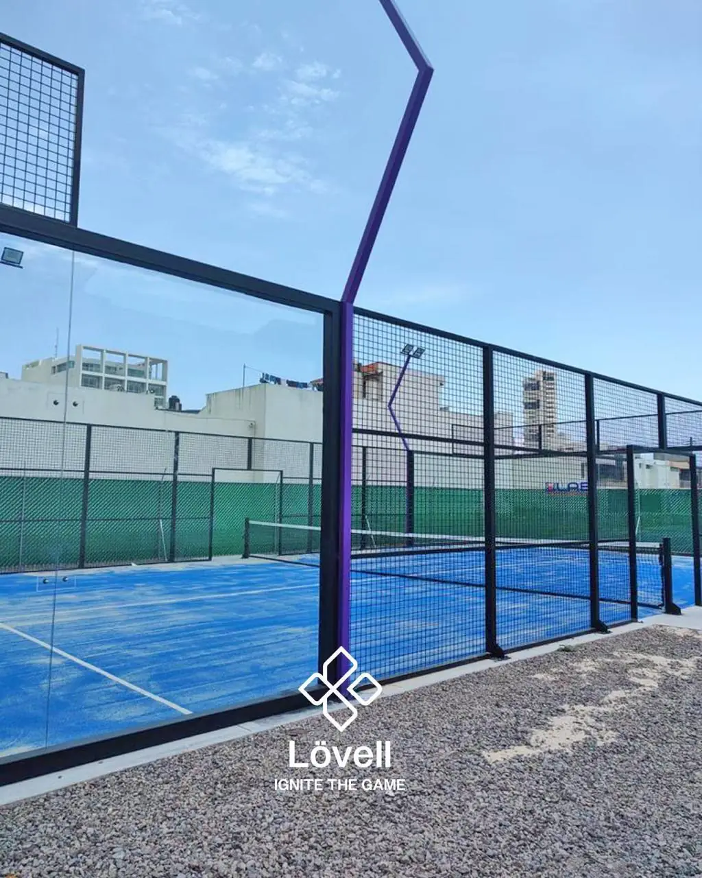 Malla y poste de luz en V morado de una cancha de pádel en Veracruz