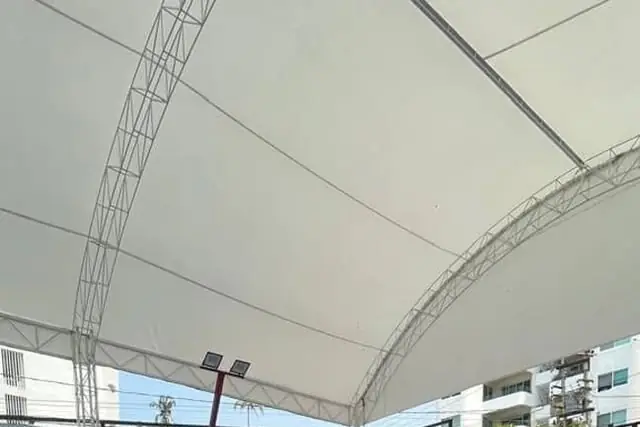 Techo en arco con membrana de PVC sobre una cancha de pádel
