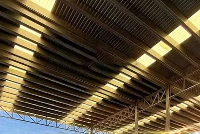 Techo de estructura metálica con lámina traslúcida sobre una cancha de pádel