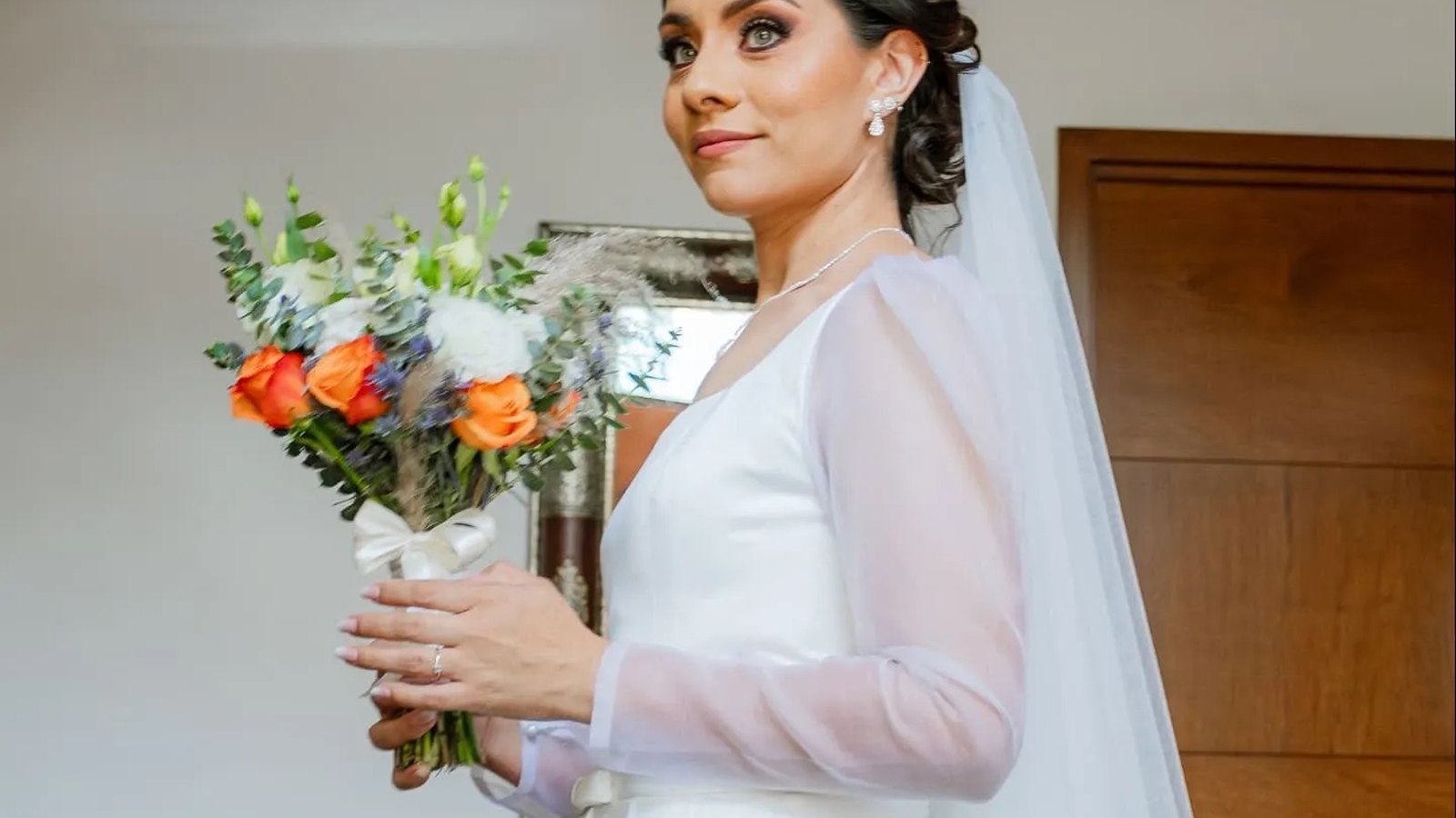 Novia siendo maquillada profesionalmente en suite de hacienda en Puebla con luz natural