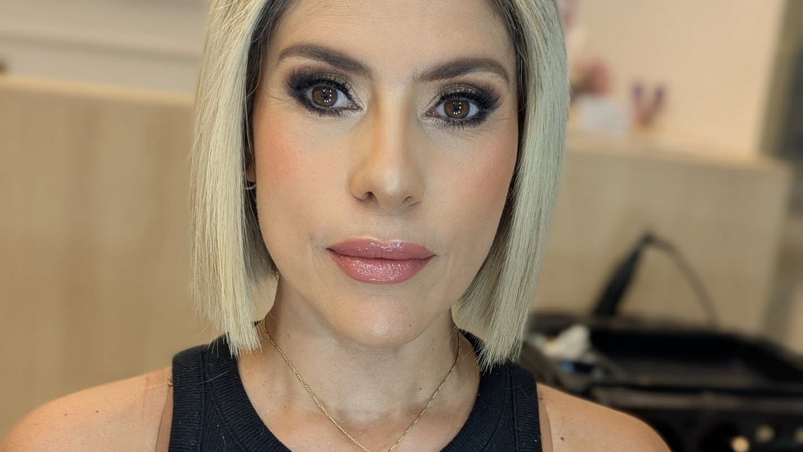 Comparación de maquillaje natural vs glam en dos novias lado a lado