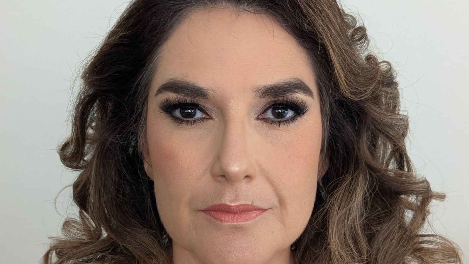 Novia buscando información sobre la mejor maquillista para su boda en Puebla