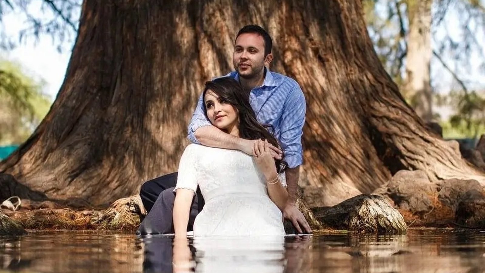 Novia en Hacienda Santo Cristo bajo arcos coloniales con luz dorada