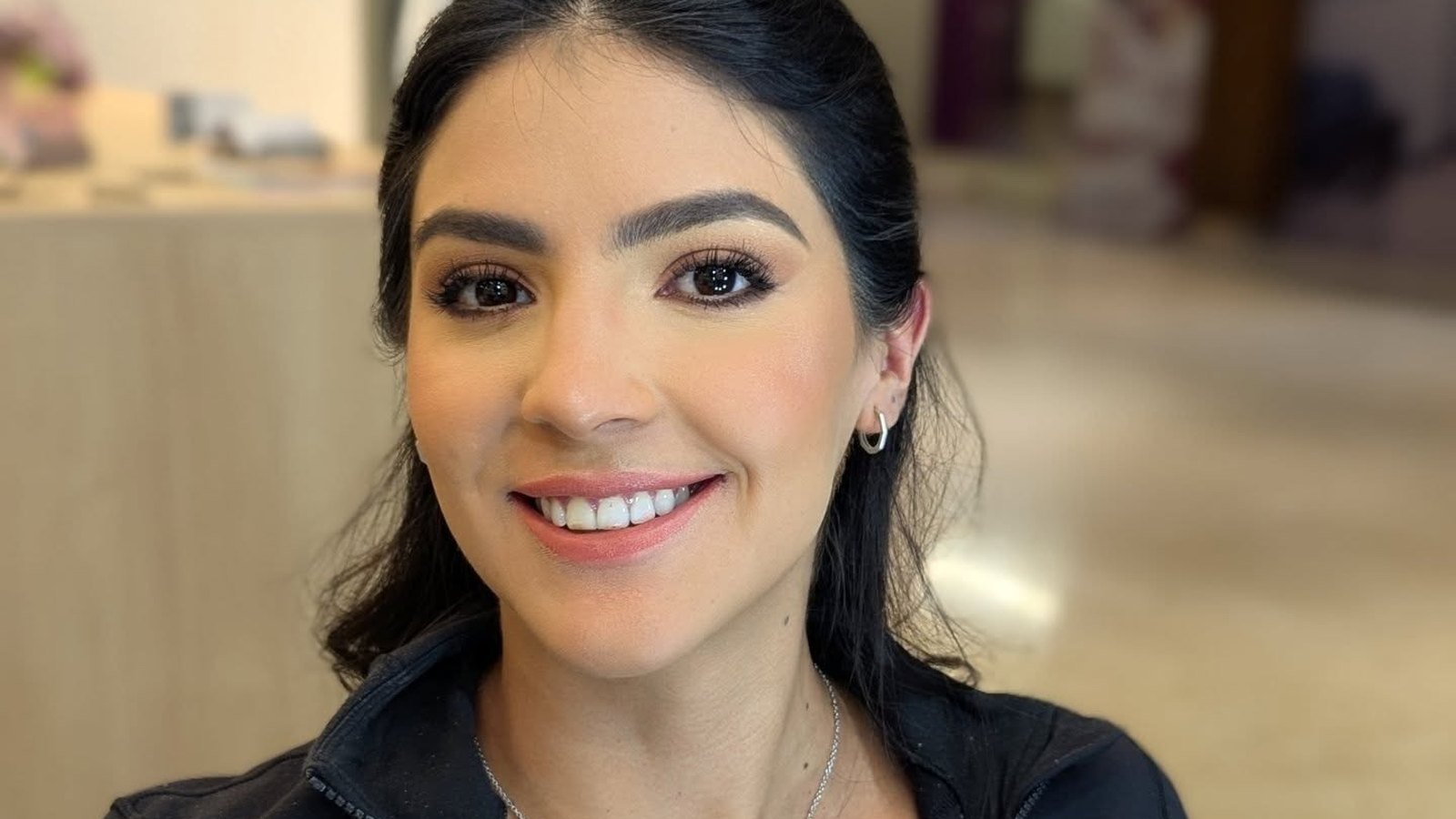 Mujer con piel fresca cuidando su rutina la semana antes de la boda